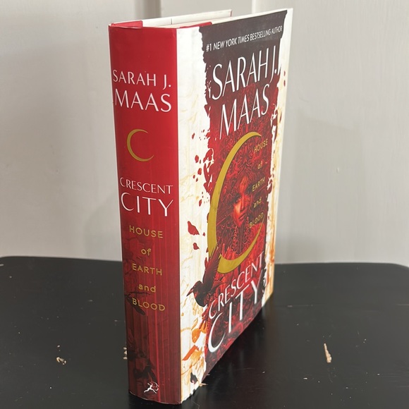 Sarah J Maas - House of Earth and Blood Crescent City - Picture 2 of 7